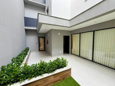 Um jardim no exterior de Charme e Conforto Seu Cantinho em Palmas