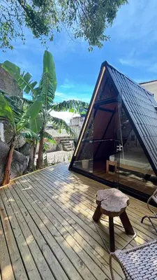 Um jardim no exterior de Cabana no Morro do Macaco