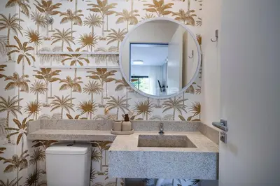 Uma casa de banho em Lindo Apartamento Condomínio com Piscina