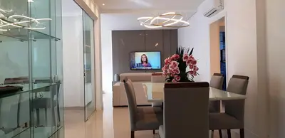 Uma televisão e/ou sistema de entretenimento em Alto Padrão na Meia Praia com 3 Garagens, Ar e WiFi