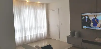Uma televisão e/ou sistema de entretenimento em Alto Padrão na Meia Praia com 3 Garagens, Ar e WiFi