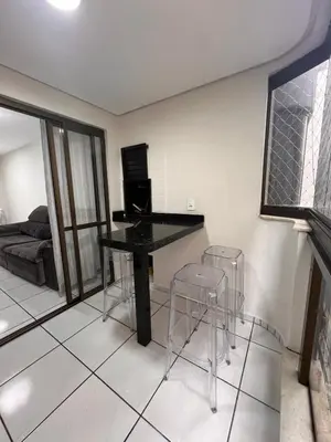 Uma televisão e/ou sistema de entretenimento em Apartamento Lateral - Predio frente mar