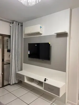 Uma televisão e/ou sistema de entretenimento em Apartamento Lateral - Predio frente mar