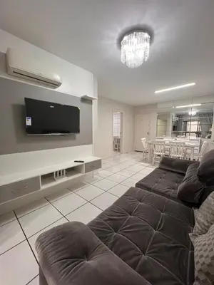 Uma televisão e/ou sistema de entretenimento em Apartamento Lateral - Predio frente mar