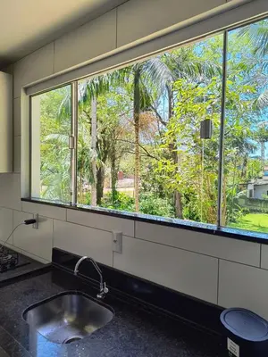 Um jardim no exterior de Doce Refúgio em Zimbros