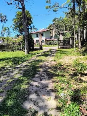 Um jardim no exterior de Doce Refúgio em Zimbros