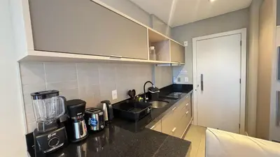 A cozinha ou kitchenette de Flat Itapema Perto do Mar - 1002