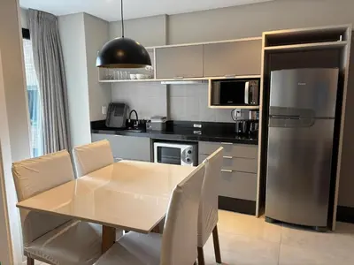 A cozinha ou kitchenette de Flat Itapema Perto do Mar - 1002