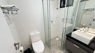 Uma casa de banho em Flat Itapema Perto do Mar - 1002