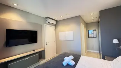 Uma televisão e/ou sistema de entretenimento em Flat Itapema Perto do Mar - 1002
