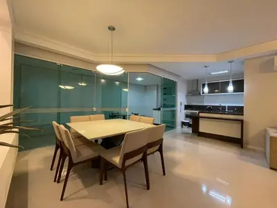 A cozinha ou kitchenette de 3 suítes a poucos metros do MAR em Meia Praia!