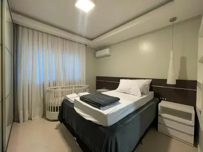 Uma cama ou camas num quarto em 3 suítes a poucos metros do MAR em Meia Praia!