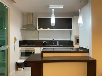 A cozinha ou kitchenette de 3 suítes a poucos metros do MAR em Meia Praia!