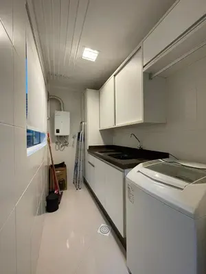 A cozinha ou kitchenette de 3 suítes a poucos metros do MAR em Meia Praia!