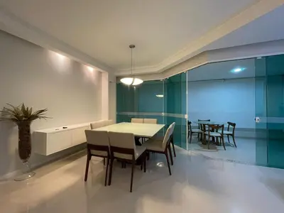 A planta de 3 suítes a poucos metros do MAR em Meia Praia!