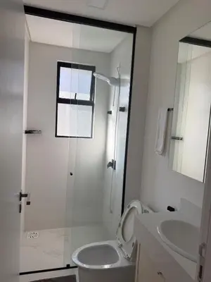 Uma casa de banho em Apto novo a 500 mt da praia