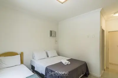 Uma cama ou camas num quarto em Apto c/ Churrasq. a 350m da Praia APV0202