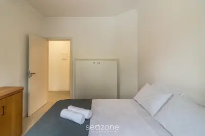 Uma cama ou camas num quarto em Apto c/ Churrasq. a 350m da Praia APV0202