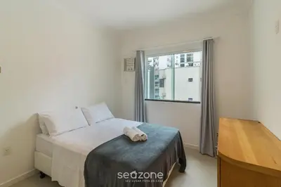 Uma cama ou camas num quarto em Apto c/ Churrasq. a 350m da Praia APV0202