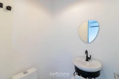Uma casa de banho em Aptos a 220 da Praia de Perequê próx. do Centro - ARFs
