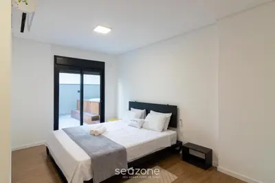 Uma cama ou camas num quarto em Aptos a 220 da Praia de Perequê próx. do Centro - ARFs
