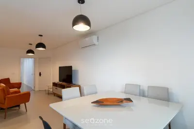 Uma televisão e/ou sistema de entretenimento em Aptos a 220 da Praia de Perequê próx. do Centro - ARFs