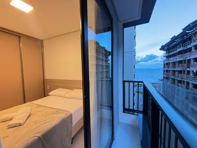 Uma cama ou camas num quarto em Vista Mar, Apto Novo c/ Garagem e Churrasqueira