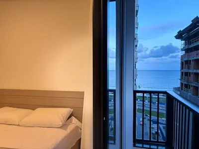 Uma cama ou camas num quarto em Vista Mar, Apto Novo c/ Garagem e Churrasqueira