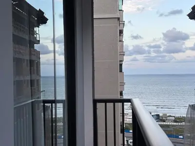 Uma vista do mar geral ou uma vista do mar a partir do apartamento