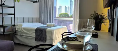 Uma cama ou camas num quarto em Loft Completo Vista Yachthouse |CURTA203