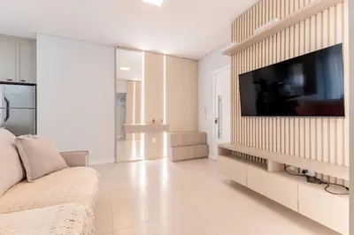Uma televisão e/ou sistema de entretenimento em Belíssimo Apto a 120 metros do Mar com Piscina