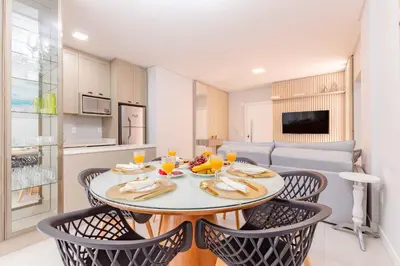 A cozinha ou kitchenette de Belíssimo Apto a 120 metros do Mar com Piscina