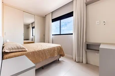 Uma cama ou camas num quarto em Belíssimo Apto a 120 metros do Mar com Piscina