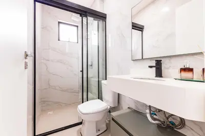 Uma casa de banho em Belíssimo Apto a 120 metros do Mar com Piscina