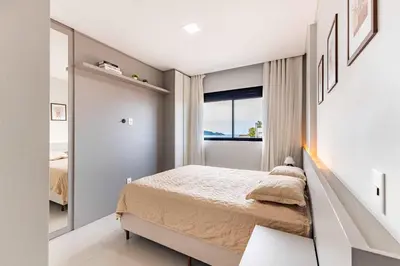 Uma cama ou camas num quarto em Belíssimo Apto a 120 metros do Mar com Piscina
