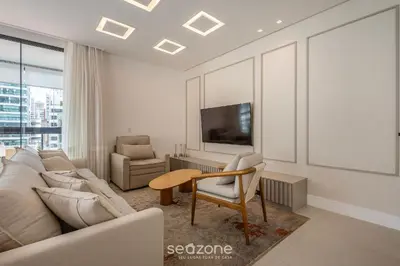 Uma televisão e/ou sistema de entretenimento em Aptos a apenas passos da Praia em Itapema - EAHs