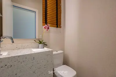 Uma casa de banho em Aptos a apenas passos da Praia em Itapema - EAHs