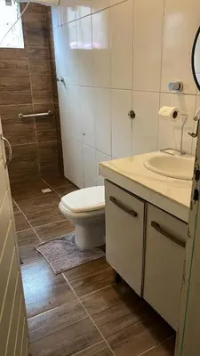 Uma casa de banho em Casa grande e confortável!