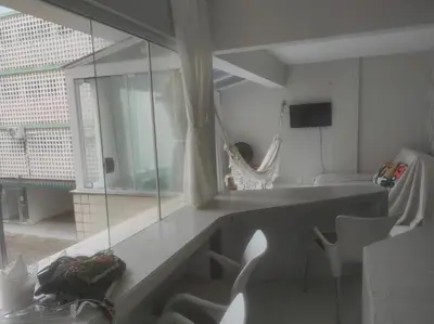 Uma televisão e/ou sistema de entretenimento em Pé na Areia com Garagem GRÁTIS 3 Quartos na Orla de Balneário Camboriú