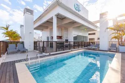 A piscina em ou perto de Elegante Apto a Poucos Metros da Praia de Bombas
