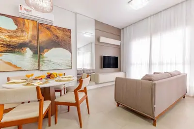 Uma televisão e/ou sistema de entretenimento em Elegante Apto a Poucos Metros da Praia de Bombas