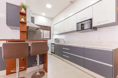 A cozinha ou kitchenette de Elegante Apto a Poucos Metros da Praia de Bombas