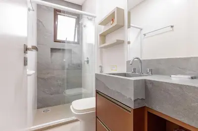 Uma casa de banho em Elegante Apto a Poucos Metros da Praia de Bombas