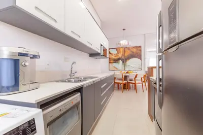 A cozinha ou kitchenette de Elegante Apto a Poucos Metros da Praia de Bombas