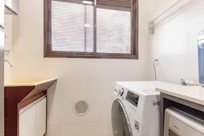 A cozinha ou kitchenette de Elegante Apto a Poucos Metros da Praia de Bombas