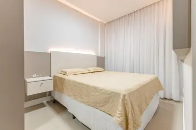 Uma cama ou camas num quarto em Elegante Apto a Poucos Metros da Praia de Bombas