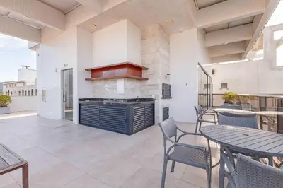 A cozinha ou kitchenette de Elegante Apto a Poucos Metros da Praia de Bombas