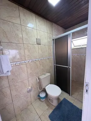 Uma casa de banho em Caixa d aço residence