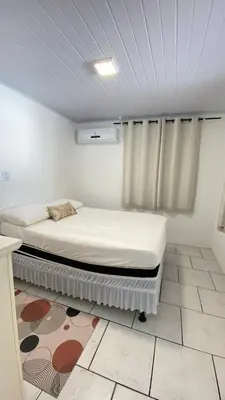 Uma cama ou camas num quarto em Casa 200 metros do mar com churrasqueira