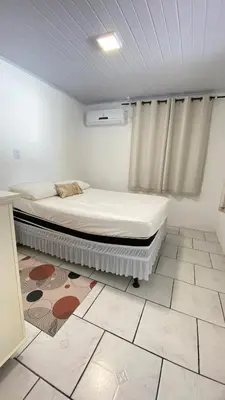 Uma cama ou camas num quarto em Casa 200 metros do mar com churrasqueira